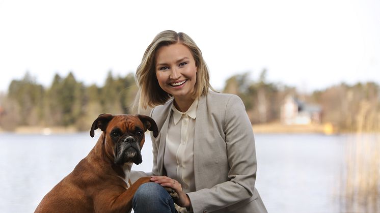 Ebba Busch med hunden Bella