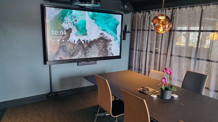 I et av møterommene er det installert Hisense 86" 4K Interaktiv Skjerm og Microsoft Teams Room System fra Yealink