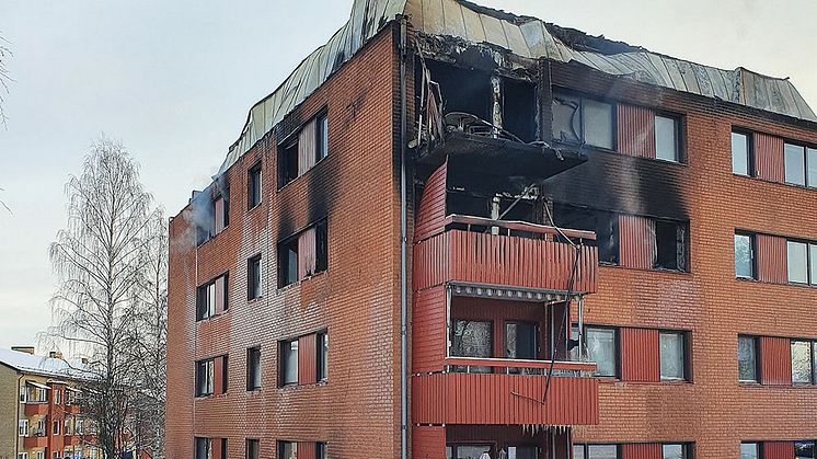 Fastighetsskötaren tog sig in i huset och knackade på dörrarna för att larma boende.