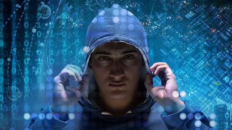 En teknologisk thriller: "Midnight hacker. Datorn är mitt vapen" av Folke Straube