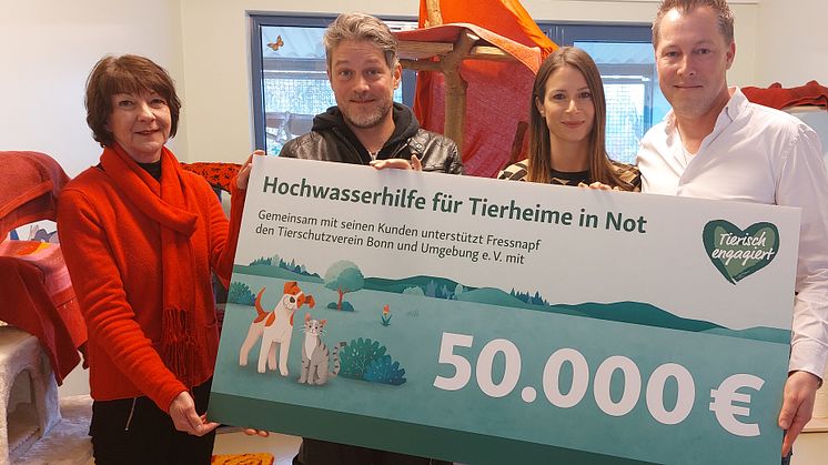 50.000 EUR gehen an das Tierheim Bonn. Es freuen sich v.l. Sabine Reuter und Martin Dickmanns vom Tierheim Bonn sowie Stella und Christian Bartky, Betreiber von 12 Fressnapf-Märkten der Region. Foto: Fressnapf Holding SE