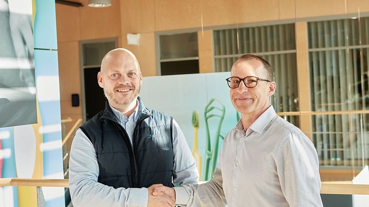 Andreas Persson, bemt AB, och Johan Ewald, TePe Oral Hygiene Products, är glada över att ta ytterligare ett steg tillsammans mot en hållbar framtid.