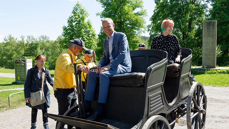 Astronaut Christer Fuglesang bakom ratten när Sveriges första bil får nytt liv