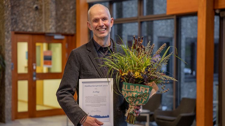 Tom Nilsson, operativ chef på Icebug, har tog emot blommor och diplom.