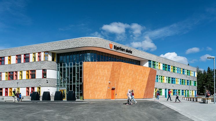 En fargerik og leken skole hvor musikkrom og trappeamfi danner et sosialt knutepunkt. Copyright: Jiri Havran. 