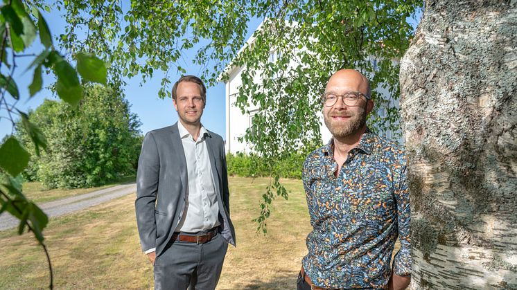 På marken på Teg: Lars Lundgren marknadsområdeschef Riksbyggen Bostad i Norr och Jonas Broady, affärsutvecklare på Riksbyggen. Foto: Johan Gunseus