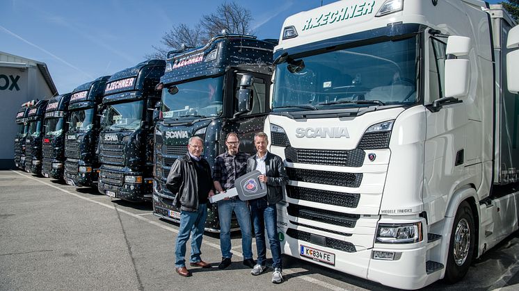 (v. r.) Ralph Schwaiger von Wiegele Trucks und Christian Gruden sowie Reinhold Zechner von der Spedition R. Zechner