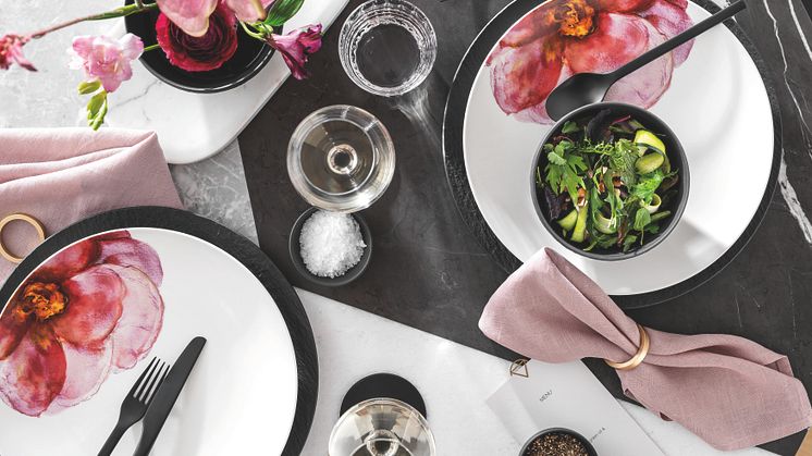 De nouveaux produits pour un look romantique  dans la maison : des couverts de table, des tasses à thé  et une grande coupe viennent compléter Rose Garden