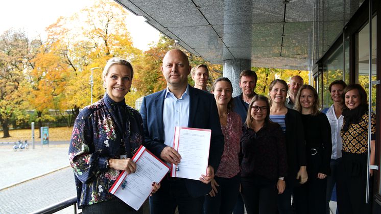 Administrerende direktør i Boligbygg, Marit J. Leganger, sammen med Torfinn Lysfjord i ÅF Advansia og involverte i prosjektet. Foto: Boligbygg