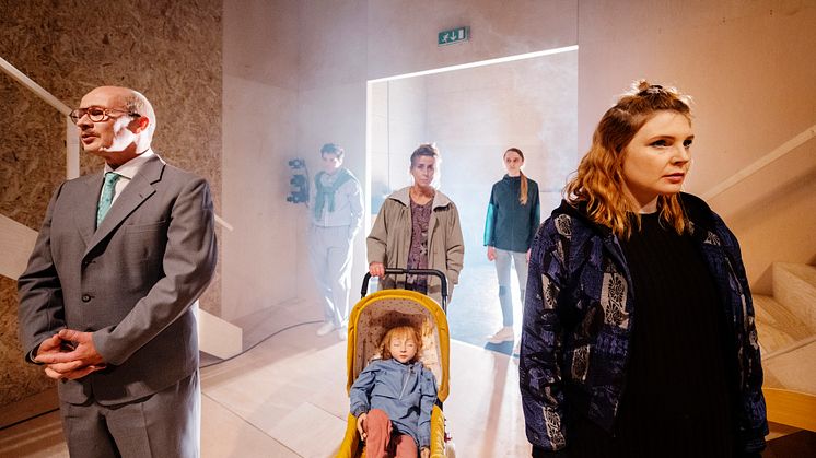 Mikael Odhag, Andreas Ferrada-Noli, Annika Nordin, Amalia Hallgren Wernstedt, Emelie Strömberg i Sex roller söker en författare på Backa Teater. Foto: Ola Kjelbye.