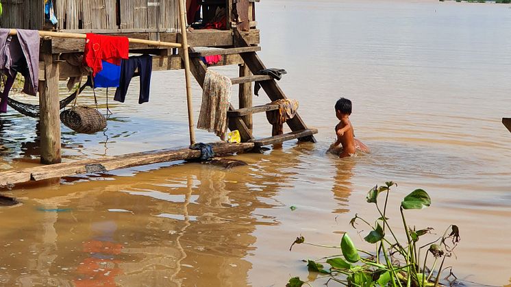Översvämningar drabbar barn i Kambodja
