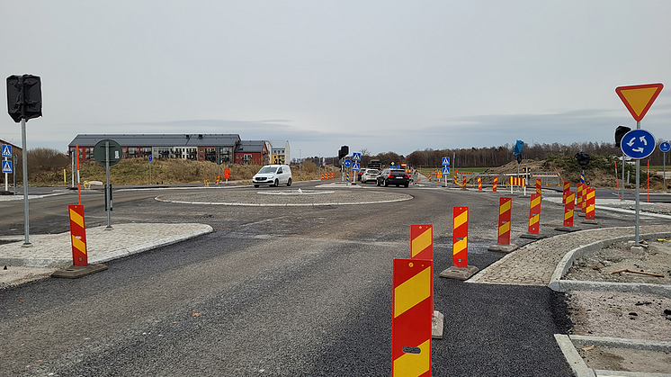 Den 22 november öppnas Hjälmarvägen och Sjölandsgatan för trafik igen.