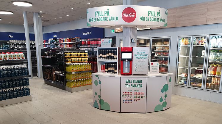 I Coca-Colas dryckeskoncept, fyller kunden själv på sin dryck i den återanvändningsbara dryckesbehållaren.