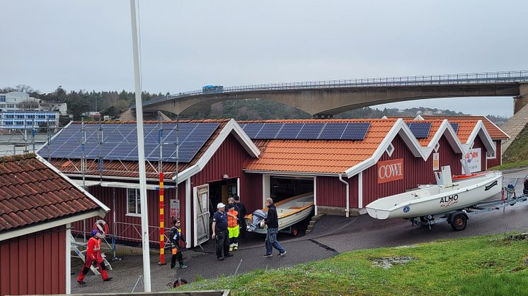Medlemmar i Stenungsunds Segelsällskap vid de nya solpanelerna, en milstolpe i klubbens "Grön omställning" mot en fossilfri framtid.