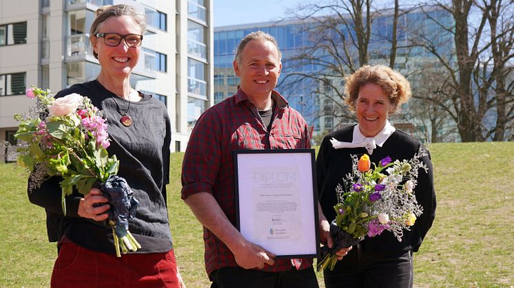 Stipendiaterna Julia Andersson och Peter Korn tillsammans med Lena Vikström, Swedish Gardens.