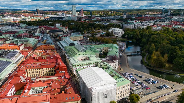 Wallenstam genomför en genomgripande renovering av sin fastighet och hoppas få klartecken för att installera solceller på taket.