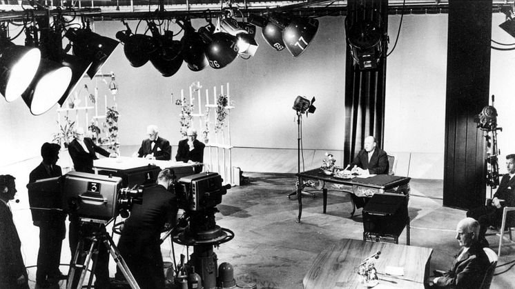 Fra Studio A 20. august 1960: Kong Olav taler. Til høyre statsminister Gerhardsen. Foto: Rørstad/ Telemuseets samling  NRKs første to fjernsynskameraer