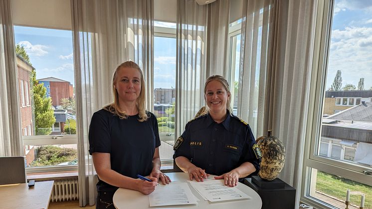 Kommunalråd Anna Andresen och lokapolischef Anna Nilsson skriver under medborgarlöftet.