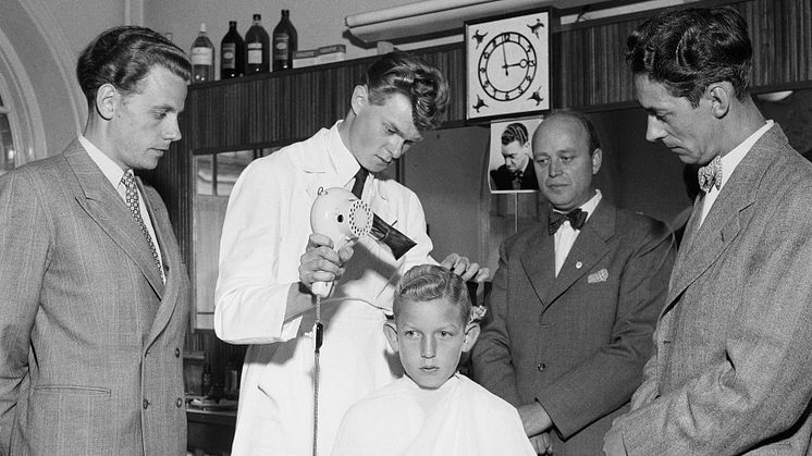 Frisörbesök hos frisör Dahl, bilden är tagen 1953. Höjdhoppare Richard Dahl blev senare Europamästare (1958). Foto: Sandgren-Petersson.