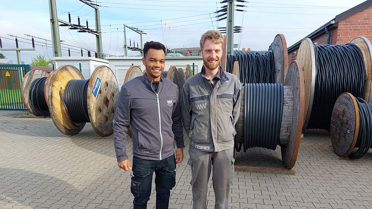 Mit Leidenschaft für eine sichere Stromversorgung in Höxter: Alexander Hannibal und Henrik Offergeld (rechts) leiten die Betriebsstelle