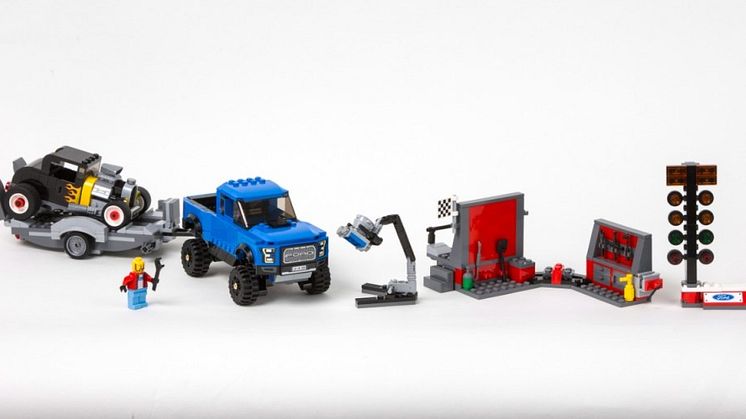 A Ford és a LEGO Sebesség Bajnokai bemutatja a Mustang és az F-150 Raptor készleteket, hogy a gyermekeknek felépíthessék álmaikat