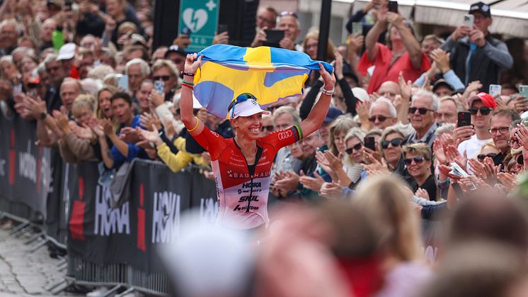 Lisa Nordén vid målgången till Ironman Kalmar 2023.