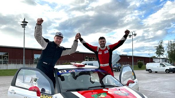 Emrik Smedberg visar vägen för både husbilister och på rallybanan
