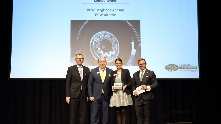 v.l.: Rainer Langhammer (HUSS-VERLAG GmbH), Ralf Merkelbach und Nadine Simon (beide BPW), Bert Brandenburg (HUSS-VERLAG GmbH)