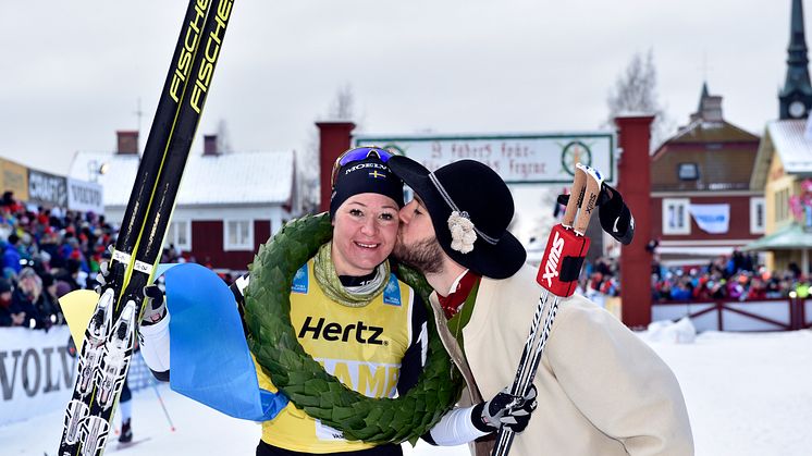 Britta Johansson Norgren vann Vasaloppet 2017. Kransmas Linus Rapp.