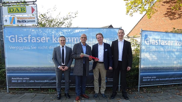 v.l. Mehmed Gül - Deutsche Glasfaser, Bürgermeister Thomas Goßen - Stadt Tönisvorst, Marcus Klein - Deutsche Glasfaser, Markus Hergett - Wirtschaftsförderer Stadt Tönisvorst  