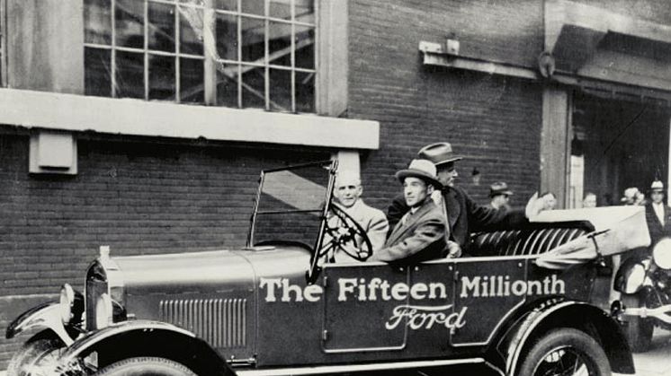 Edsel Ford isänsä Henry Fordin kanssa Fordin T-mallissa