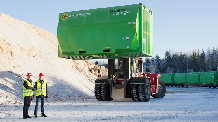 Från vänster:  Johan Lorensson, säljare på Green Cargo och Olle Ankarling, logistikansvarig på Söderenergi.