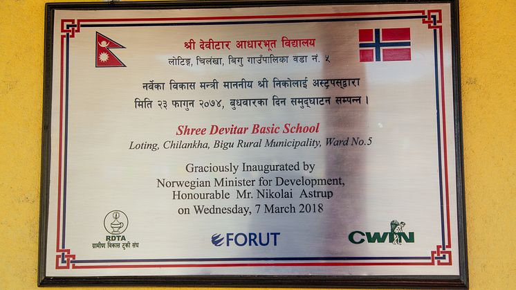 Plakett - Utviklingsminister Nikolai Astrup åpnet Shree Devitar Basic School i Dolakha i Nepal