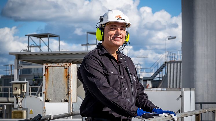Nikolche Cvetkovski, drifttekniker på Sävenäs avfallskraftvärmeverk, har nått sina mål inom språklyftet. "Renovas språklyft har hjälpt mig väldigt mycket" säger han. foto: Peter Nilsson