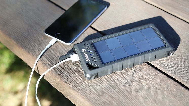 Solcellsladdad powerbank - miljö, med iPhone