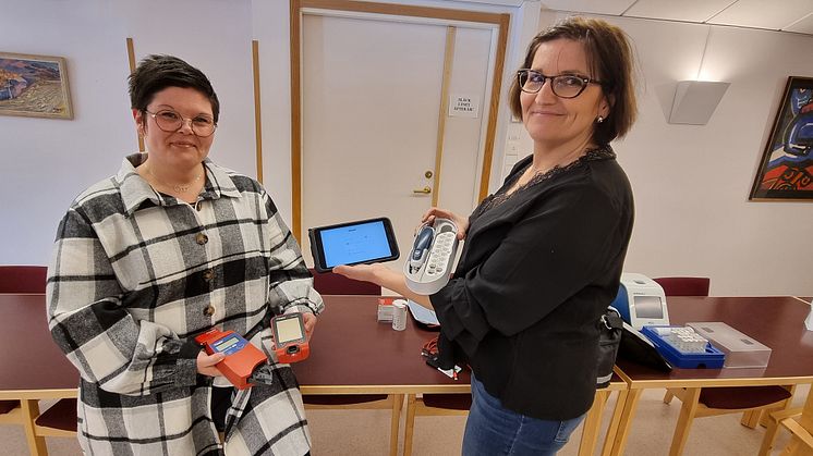 Sjuksköterskorna Petra Lindström och Camilla Westin från inom kort möjlighet att testa den digitala utrustningen ute bland patienterna.