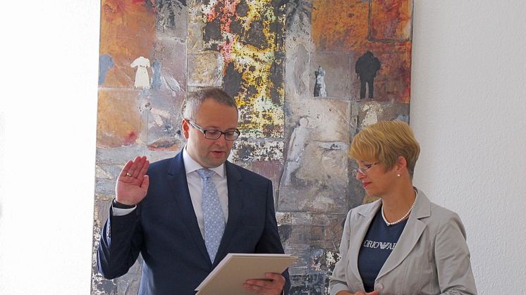 Brandenburgs Wissenschaftsministerin Dr. Martina Münch überreichte Prof. Dr. Jens Wollenweber die Ernennungsurkunde.