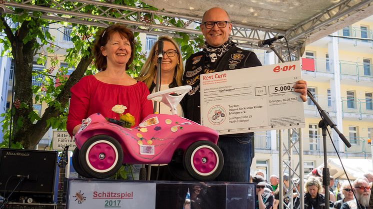 Der stellvertretende oberfränkische Betriebsratsvorsitzende des Bayernwerks, Gerhard Lehner, und Anja Görke, Leiterin des Personalbereichs Oberfranken, übergaben den Spendenscheck an die Vorsitzende des Toy Run Erlangen e. V., Marion Müller (links).