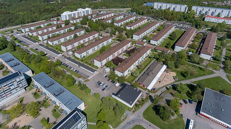 Solhus 5 innebär att 8 av 17 hus på Saffransgatan och Timjansgatan i Norra Gårdsten ska få solceller på taken. 