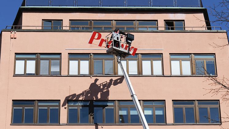 20220425. Previas skylt på huvudkontoret i Stockholm byts till en Falckskylt.