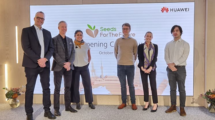 Deltagare vid invigningen av Seeds for the Future 2020 i Huaweis studio vid det svenska huvudkontoret i Solna.