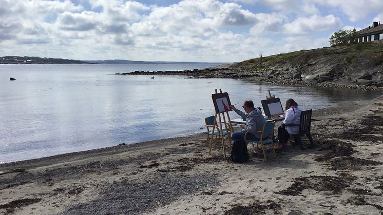 Konstnärer från daglig verksamhet i Kungsbacka målar vid havet