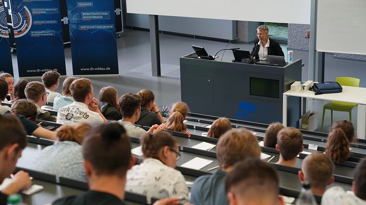 Prof. Dr. Heike Pospisil (Dekanin des Fachbereiches Fachbereich Ingenieur- und Naturwissenschaften) begrüßt die Schülerinnen und Schüler mit einem einleitenden Vortrag zum Thema „Technik im 21. Jahrhundert: Intelligent und smart“.  Foto: Roman Obst