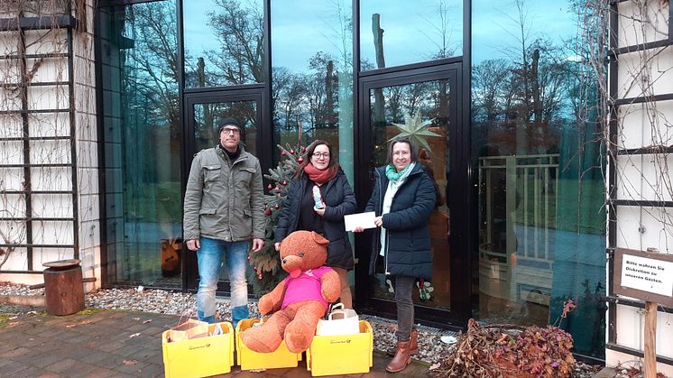 Alexander Wolff und Evelyn Effelt von der Deutsche Post Customer Service Center GmbH mit Kerstin Stadler von Bärenherz