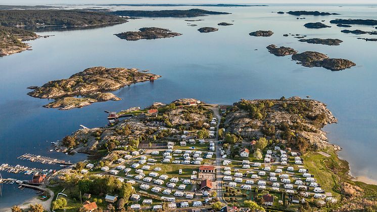 Idyllisk skjærgårdscamping på Lökholmen Camping i Strømstad. Foto: Lökholmen Camping