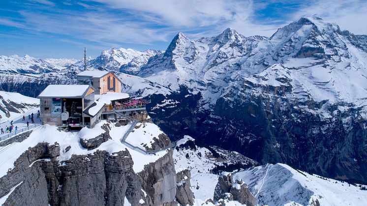 Drohnenaufnahme der Station Birg mit Eiger, Mönch und Jungfrau im Hintergrund