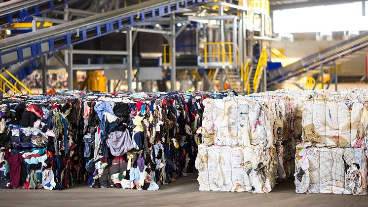 Maskinellt sorterad textil framför anläggningen Siptex i Malmö