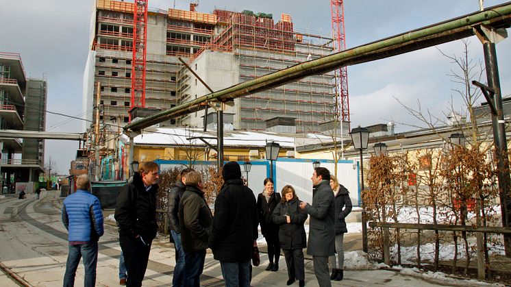 Stadtentwicklung zum Anfassen: Das Bayernwerk versorgt alle Gebäude im Werksviertel-Mitte in München mit Energie. Franz Völkl (r.) präsentiert das Projekt.