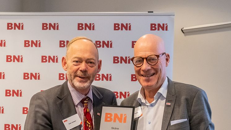 Sven Larsson, regionansvarig i Skåne, tar emot utmärkelsen från Gunnar Selheden, grundare av BNI Sverige. Fotograf: Johan Arnmarker.