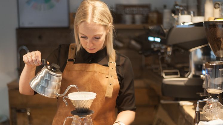 "Man bør gøre noget ekstra ud af kaffen i juledagene - ligesom man gør med maden og pakkerne", siger barista og daglig leder af Kaffehuset Vejerboden i Kolding, Mette Thisgaard.  (Foto: Mikkel Yesin Johansen)